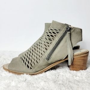 Diba True Women EUC Suede Close Door Caged Sandals. Size 11.